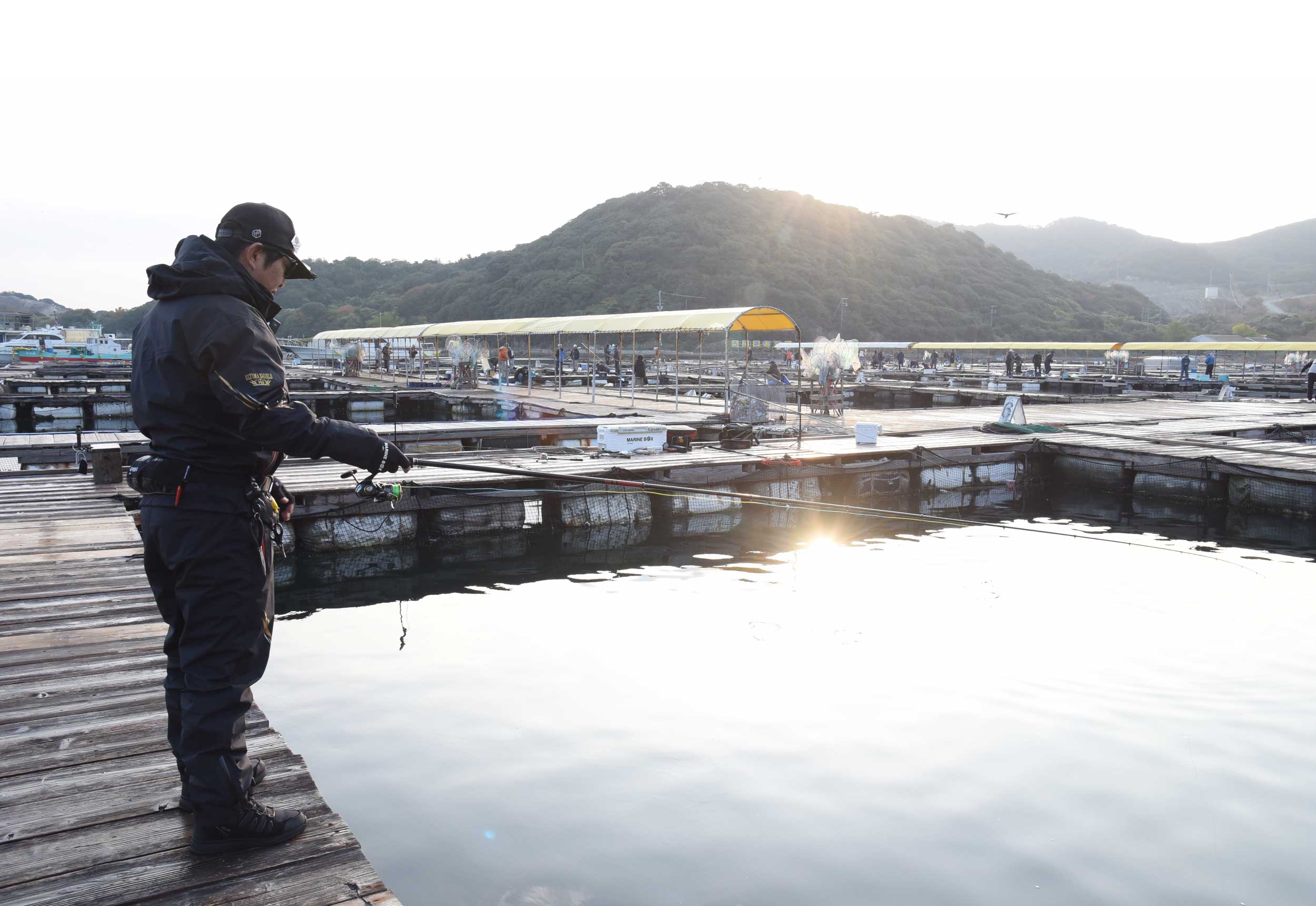 海上釣堀に仕掛けを下ろし、水面を見つめる中嶋