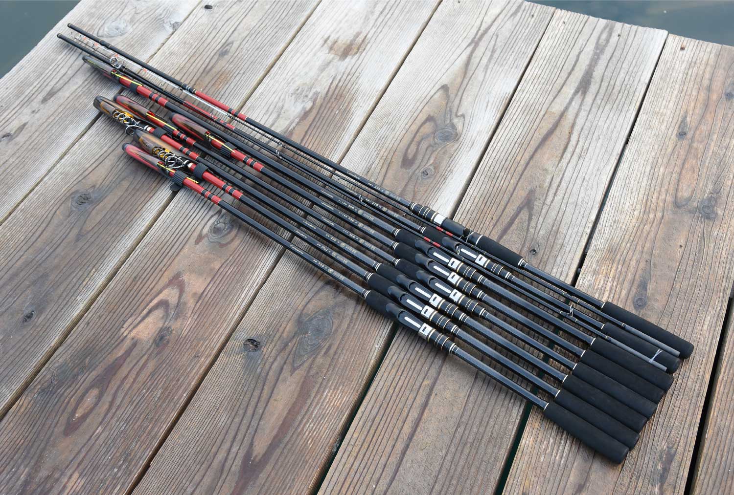 釣堀の板床に並べられた、海上釣堀コアスペックⅢ 8アイテム
