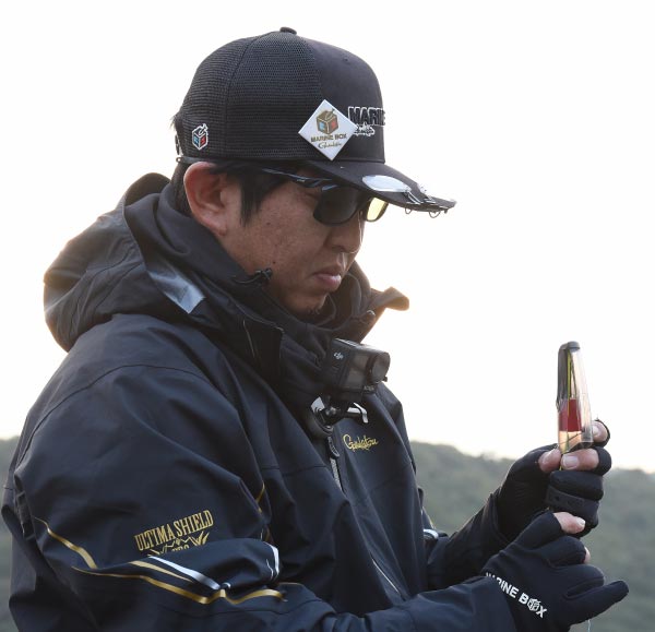 タックルをセットする中嶋