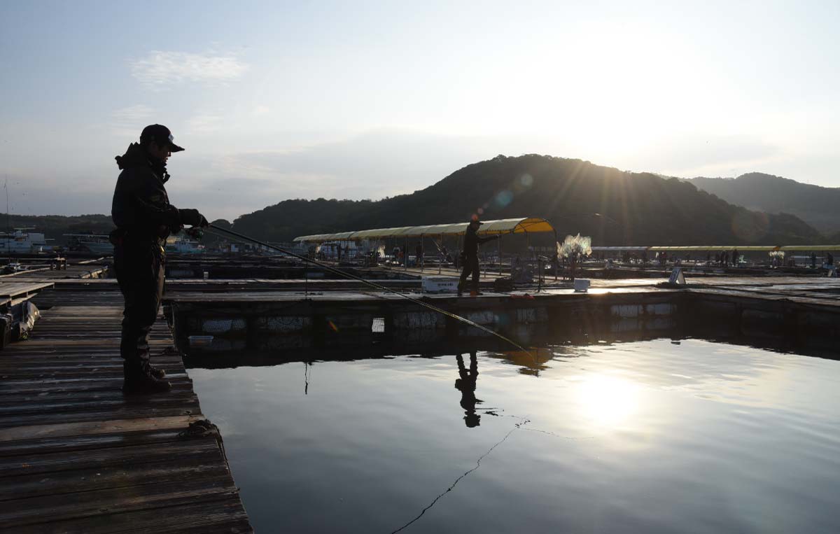海中に仕掛けを下ろし、アタリを待つ中嶋