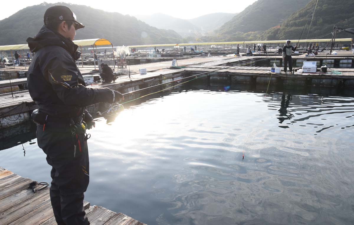 竿を操作する中嶋の背中