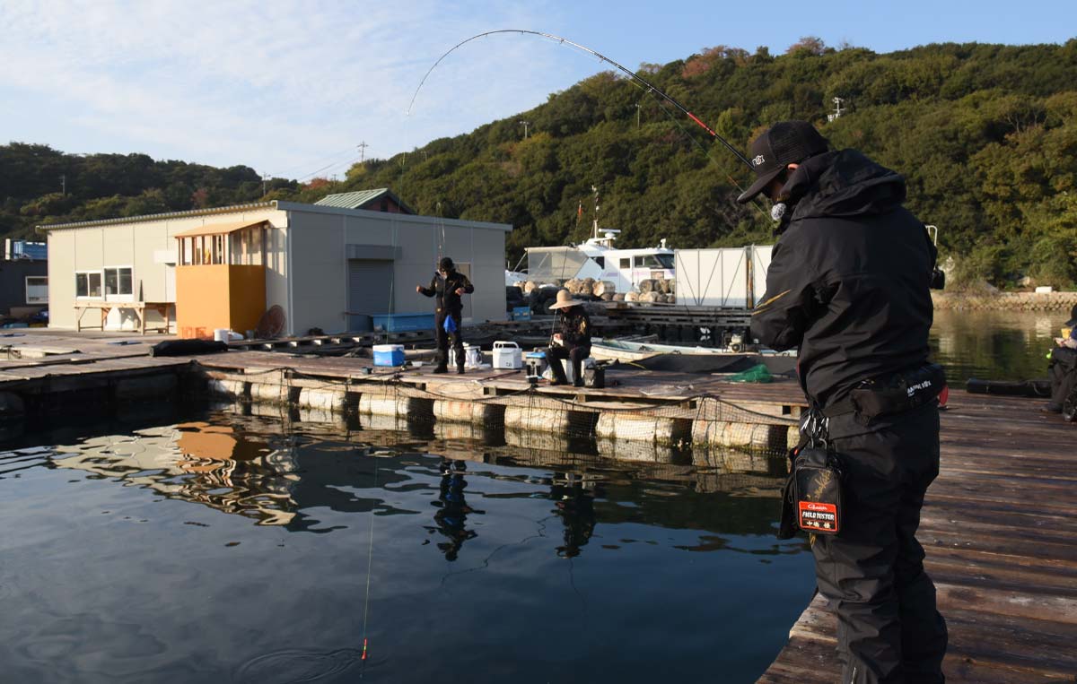 弧を描く竿を操作する中嶋