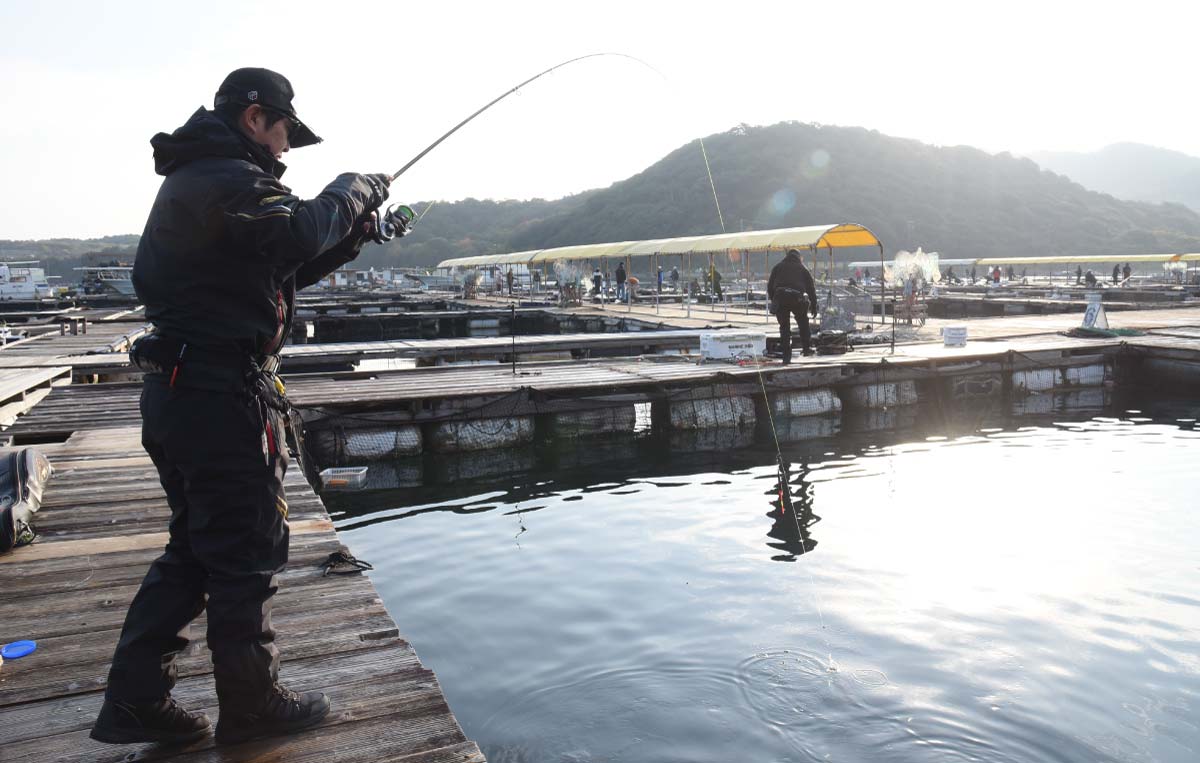 弧を描く竿を引き、リールを操作する中嶋