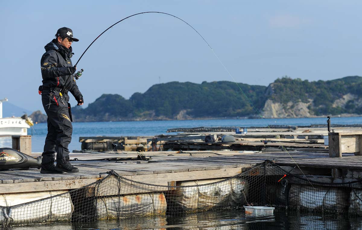 弧を描く竿を操作する中嶋