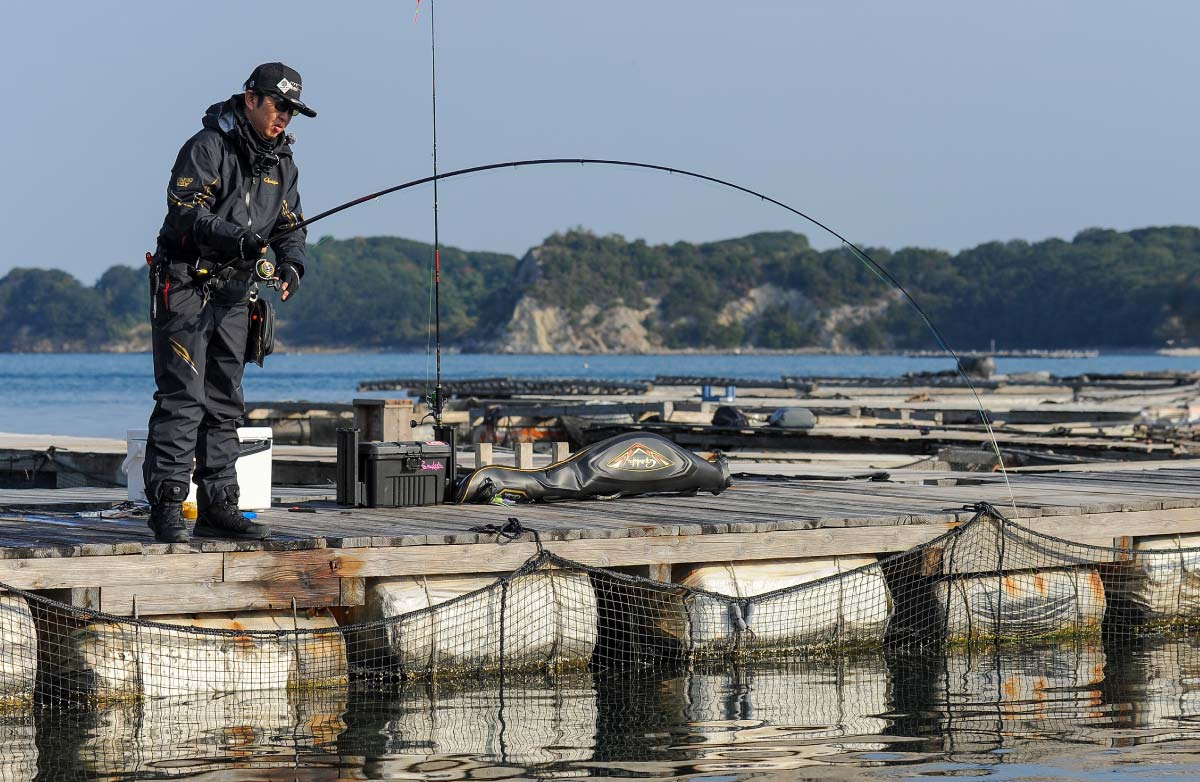 弧を描く竿を操作する中嶋