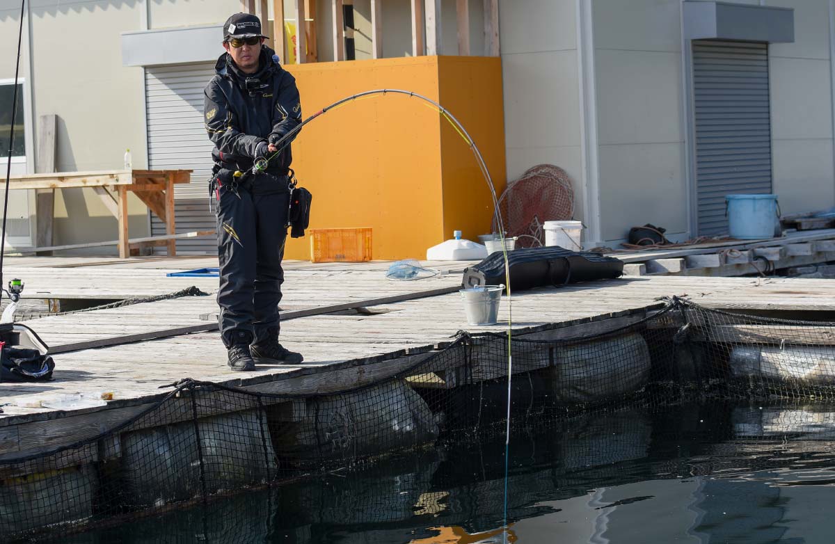 大きく弧を描く竿を引く中嶋