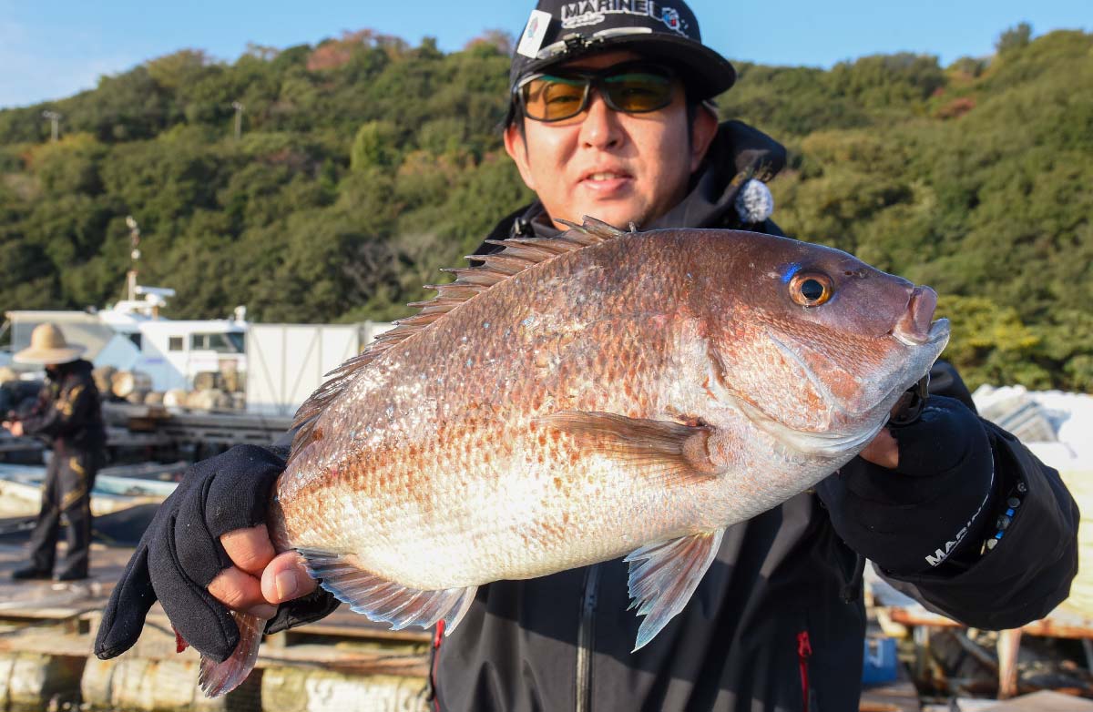 釣り上げたマダイを両手に持つ中嶋