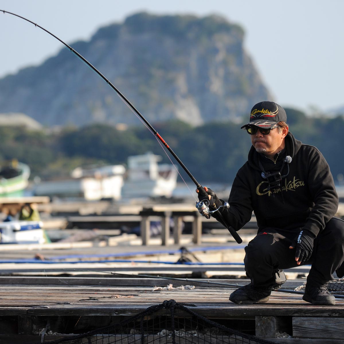 大きな弧を描く竿を引く沖長