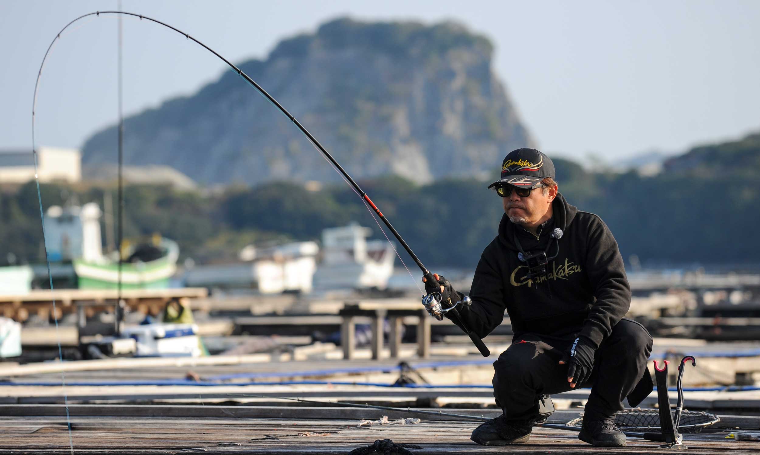 大きな弧を描く竿を引く沖長