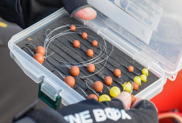 ケースに収められた重量・カラー違いのダイレクトボール