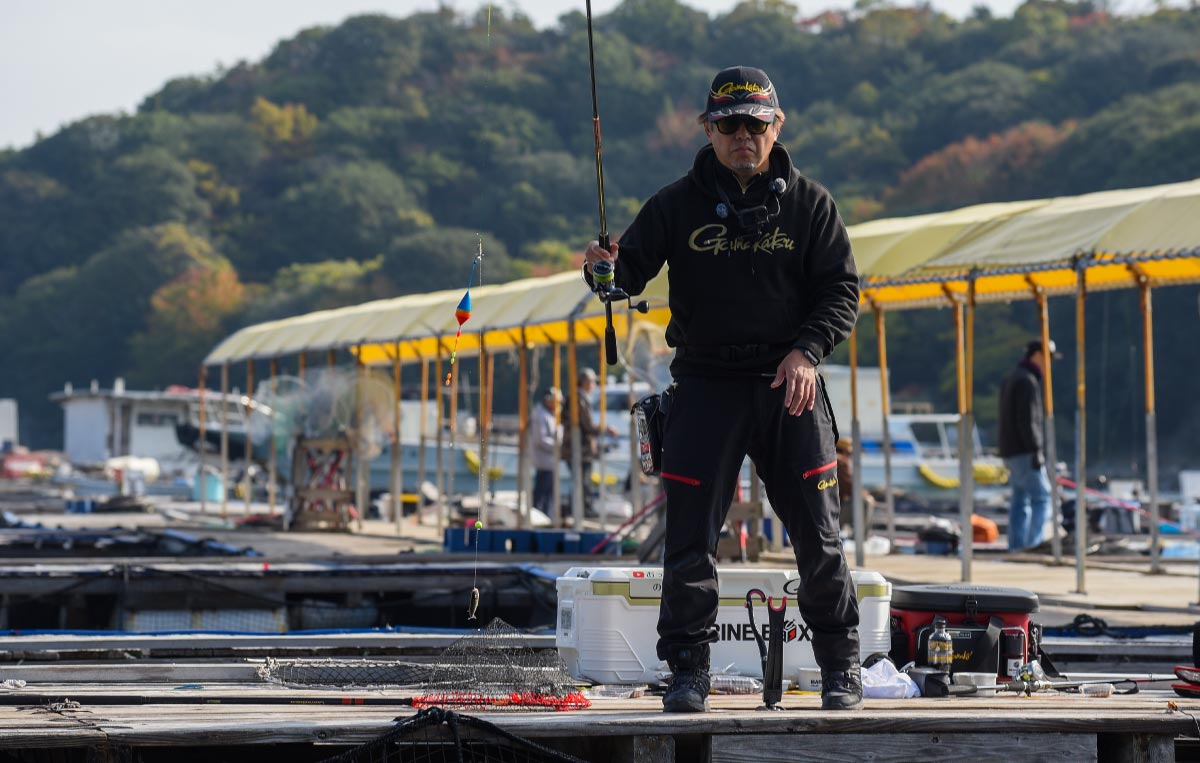 真鯛350に取り付けたウキ釣り仕掛けを、イケスに入れる沖長