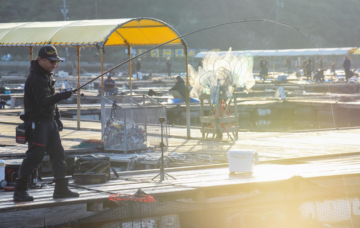 弧を描く竿を操作する沖長