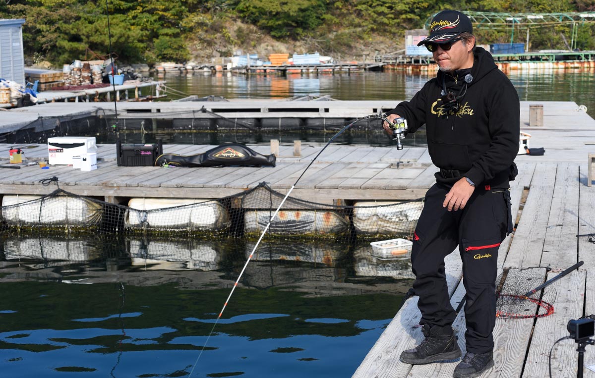 弧を描く竿を操作する沖長