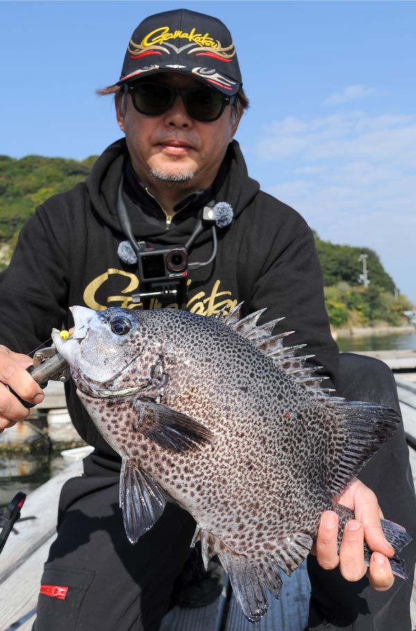 釣り上げたクチジロを両手に持つ沖長