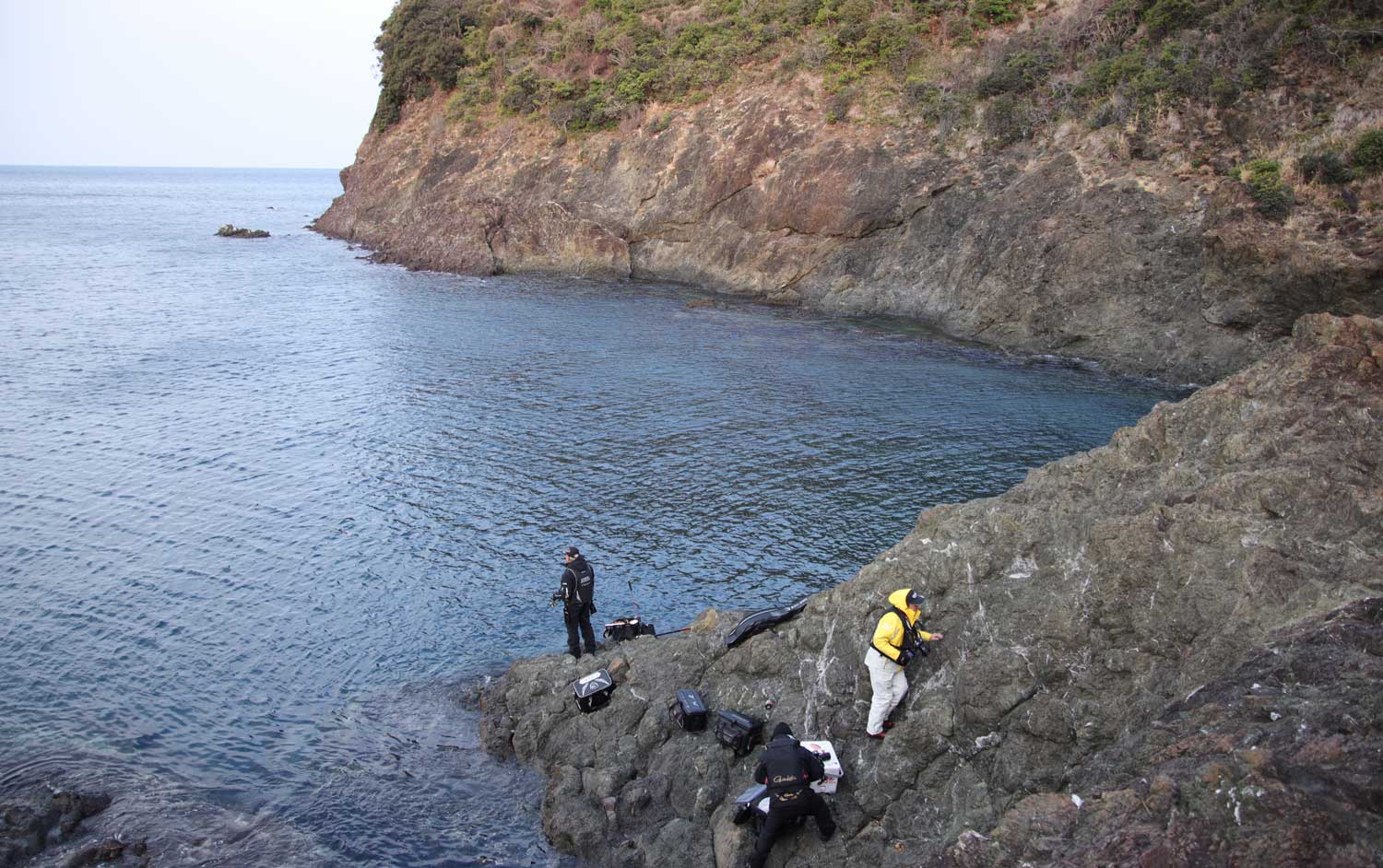 磯の先端で釣りをしている中西を、空から捉えた写真