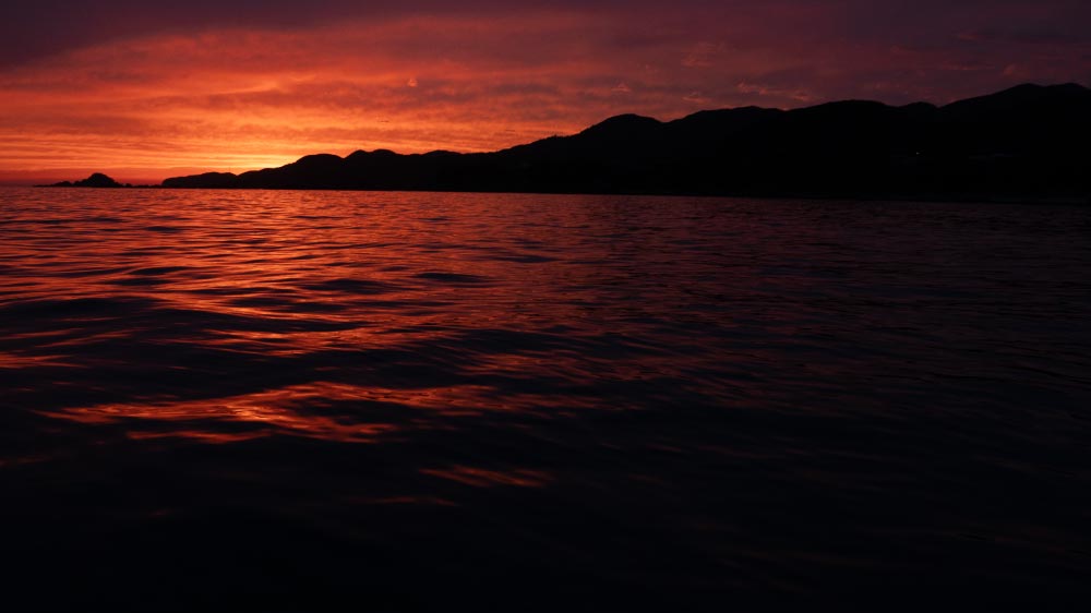 赤と黒のコントラストが美しい、夕暮れの淡路島の海