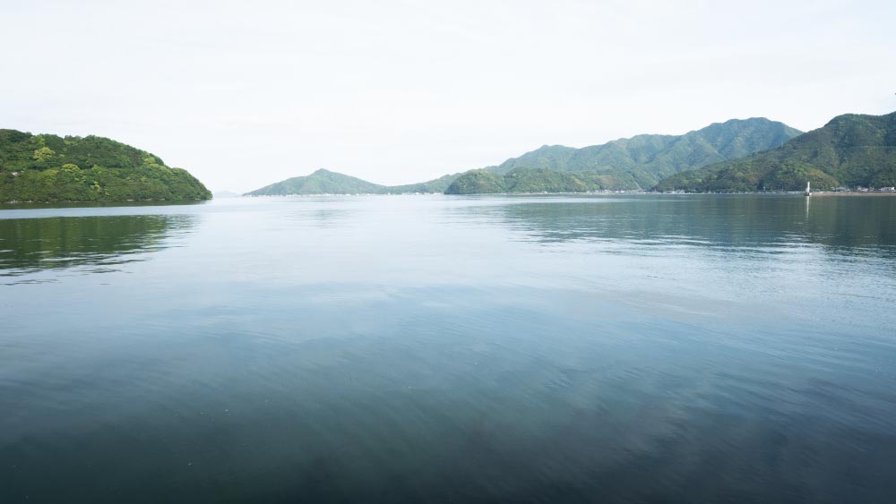 湖面の奥に山々が見える