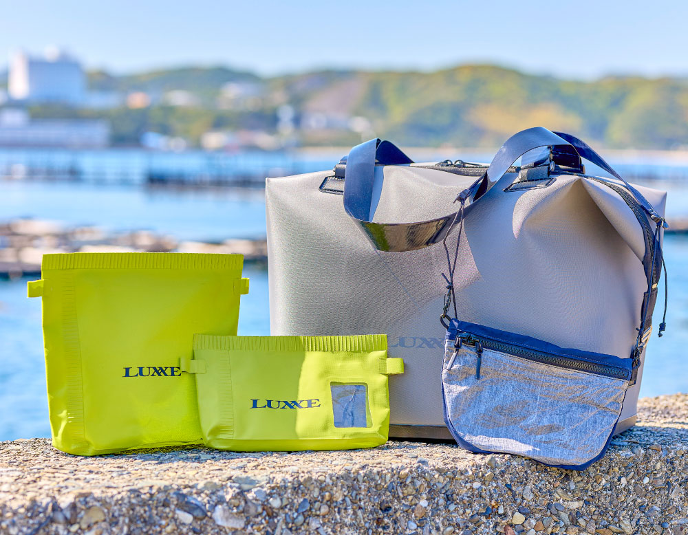 堤防の上に置かれた「LUXXE MOBILE GEAR SERIES」商品4点