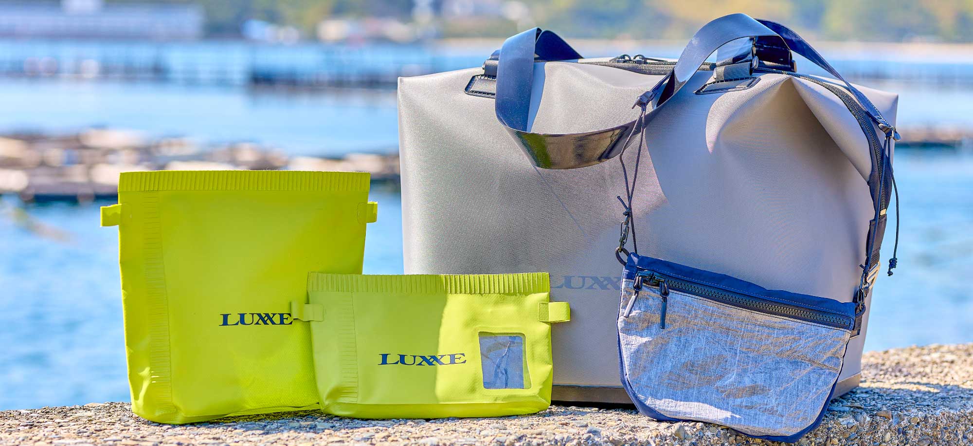 堤防の上に置かれた「LUXXE MOBILE GEAR SERIES」商品4点
