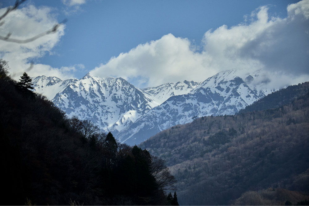 雪の残る、北アルプスの山々の風景写真