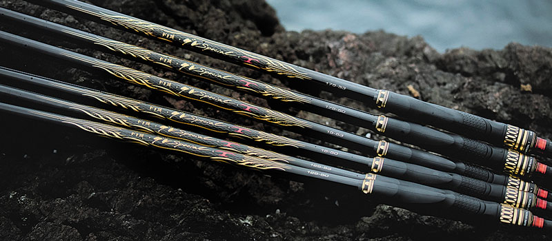磯に並べられたグレスペシャルTの竿。1.25号、1.5号、1.75号のそれぞれ5ｍと5.3ｍ、計6本のモデルが並んでいる。