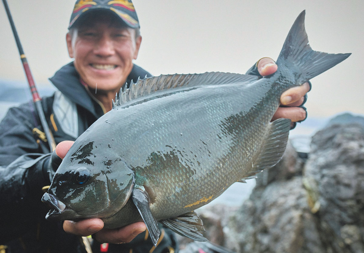 42.5cmのグレを両手に、満面の笑みを見せる久保野