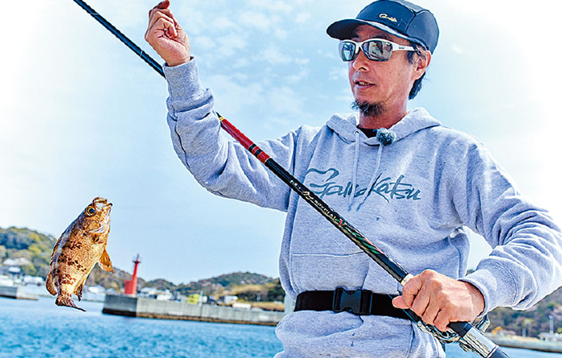 釣り上げたメバルと、それを見る前山