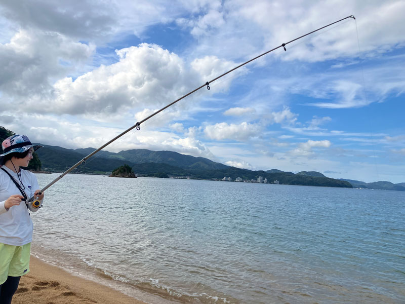 海岸で釣りを楽しむ女性