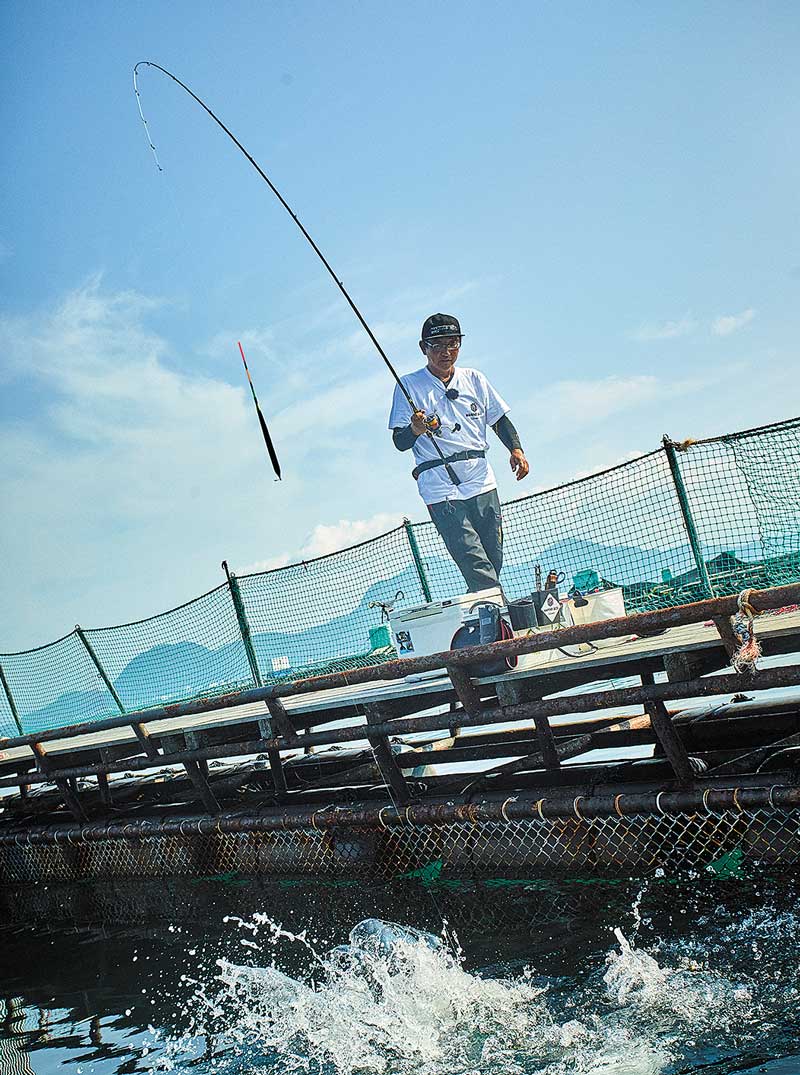 大きく曲がる林の竿と、大きな水飛沫をあげる水面