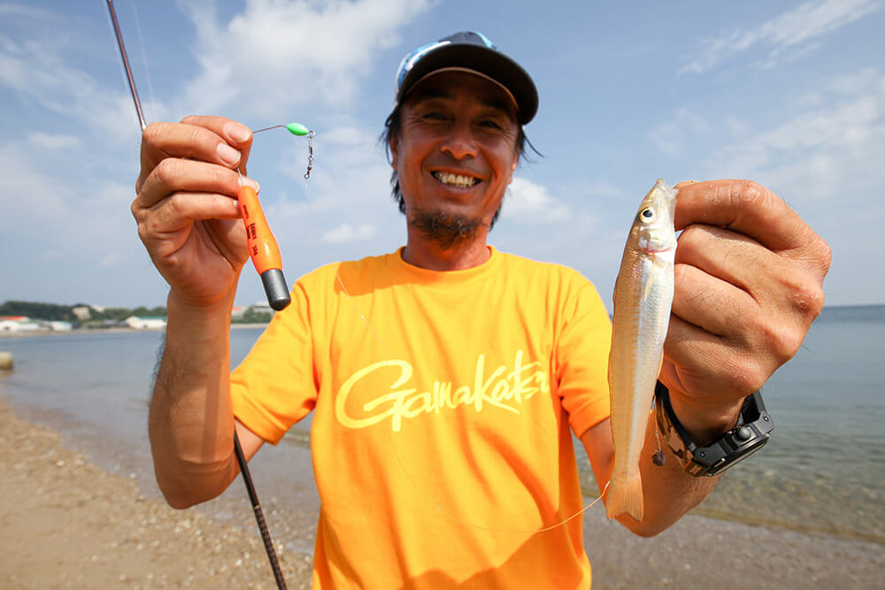 浮力のあるＥＶＡ素材を用いたことで自立する天秤オモリの『バランスキャスター』。底が荒い場所で特に有効性を発揮します。