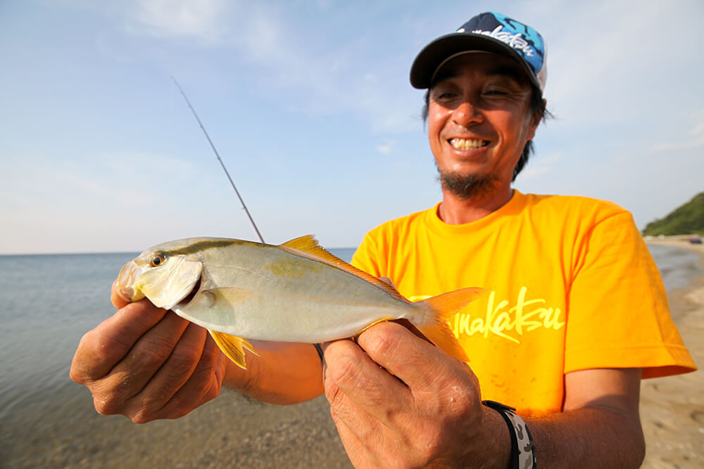 シオ（カンパチの幼魚）もヒット。餌を動かし続ける引き釣りでは思いがけない魚との出会いも期待できます。